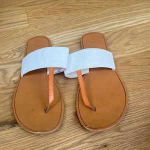 Gap Tan and White Thong Sandal - Size 10